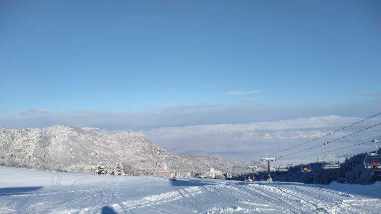 木島平スキー場 圧雪バーン 青空