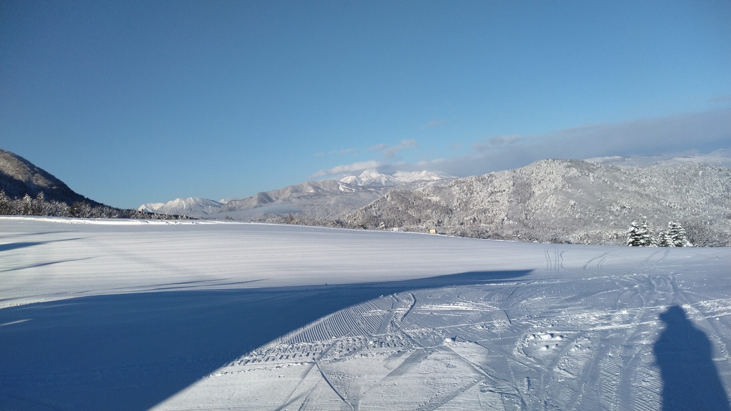木島平スキー場 朝一圧雪バーン 快晴の青空