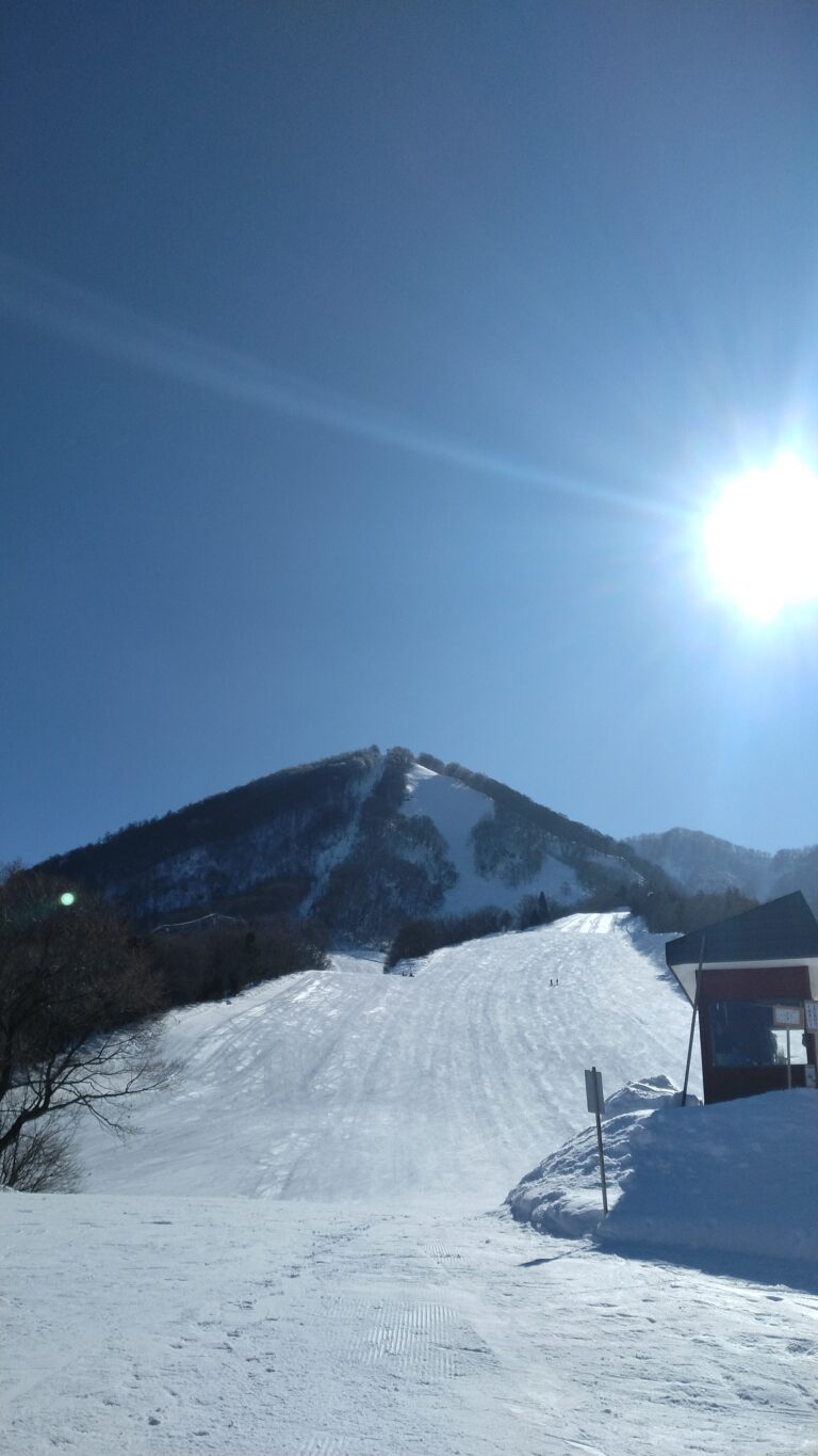 【スノーリゾート　ロマンスの神様(木島平スキー場)】贅沢な貸切感！晴天の下、ゆったり滑れる穴場スキー場の魅力