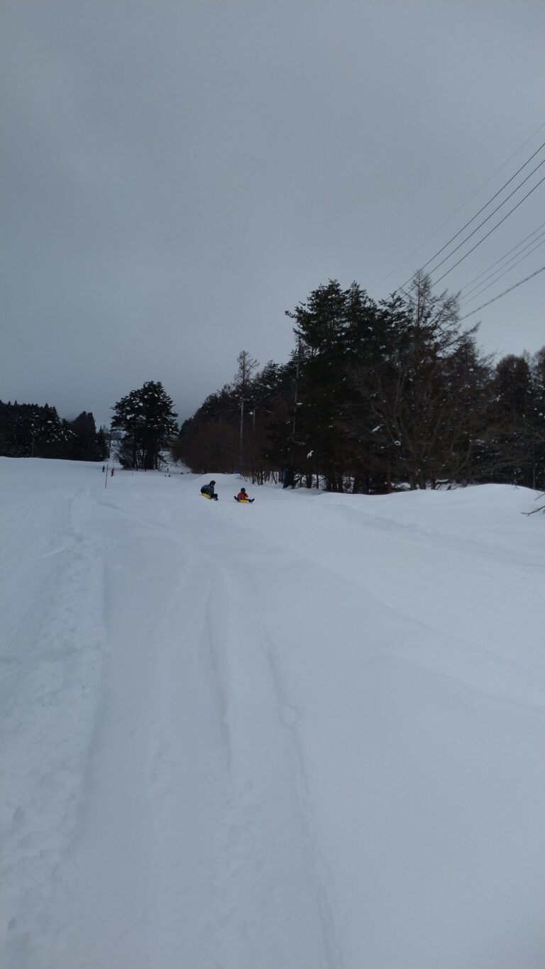 【スノーリゾート　ロマンスの神様(木島平スキー場)】最高の雪遊び体験！全長800mのソリコースが圧巻
