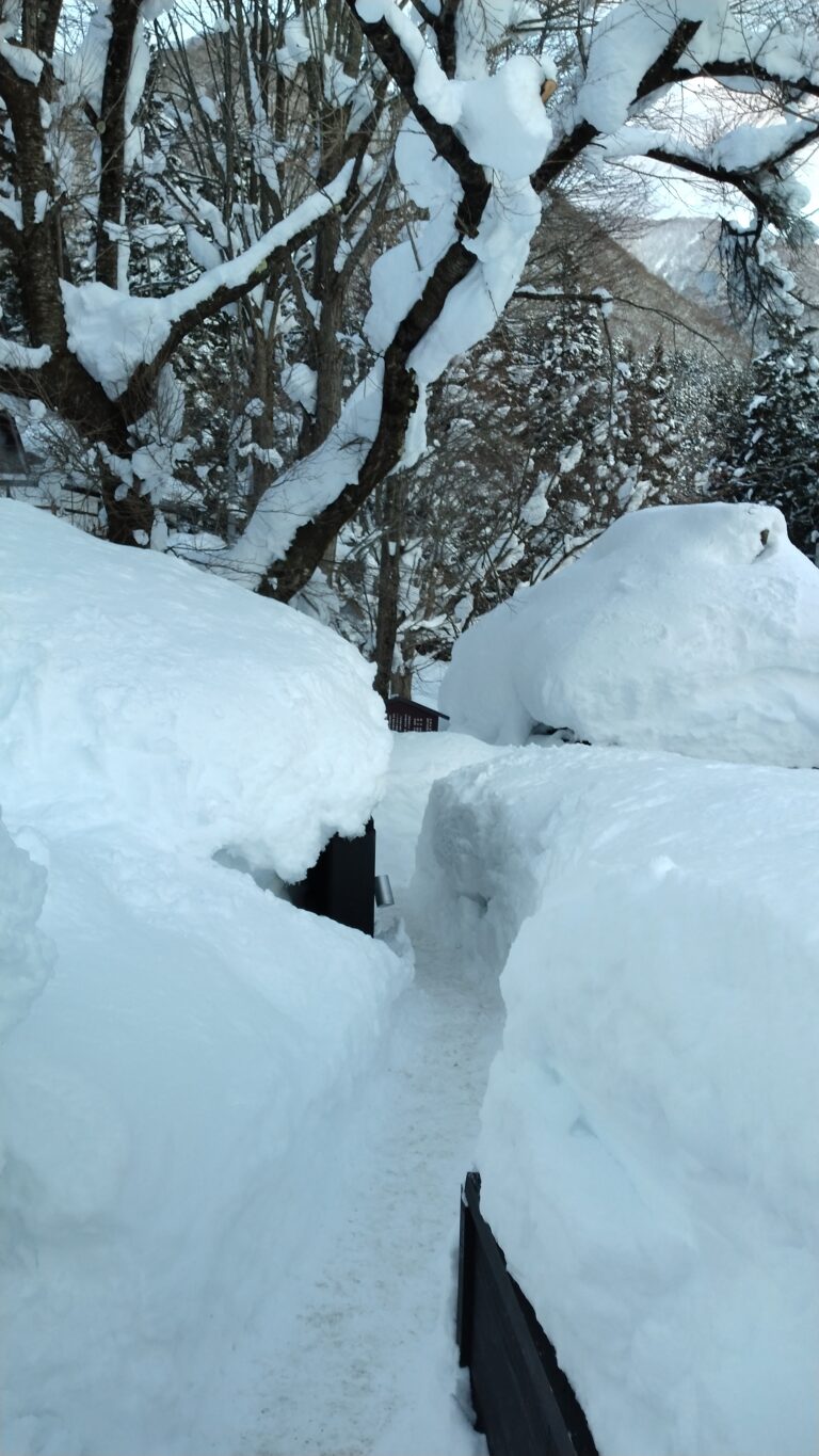 スノボ三昧の一日を締めくくる極上の温泉。雪の回廊を抜けた先にある「馬曲温泉」
