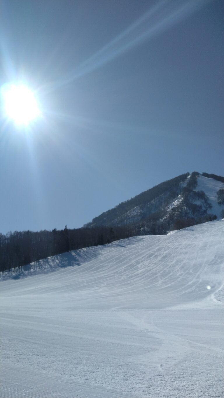 春の訪れを感じるスキー日和 ─ ロマンスの神様（木島平スキー場）
