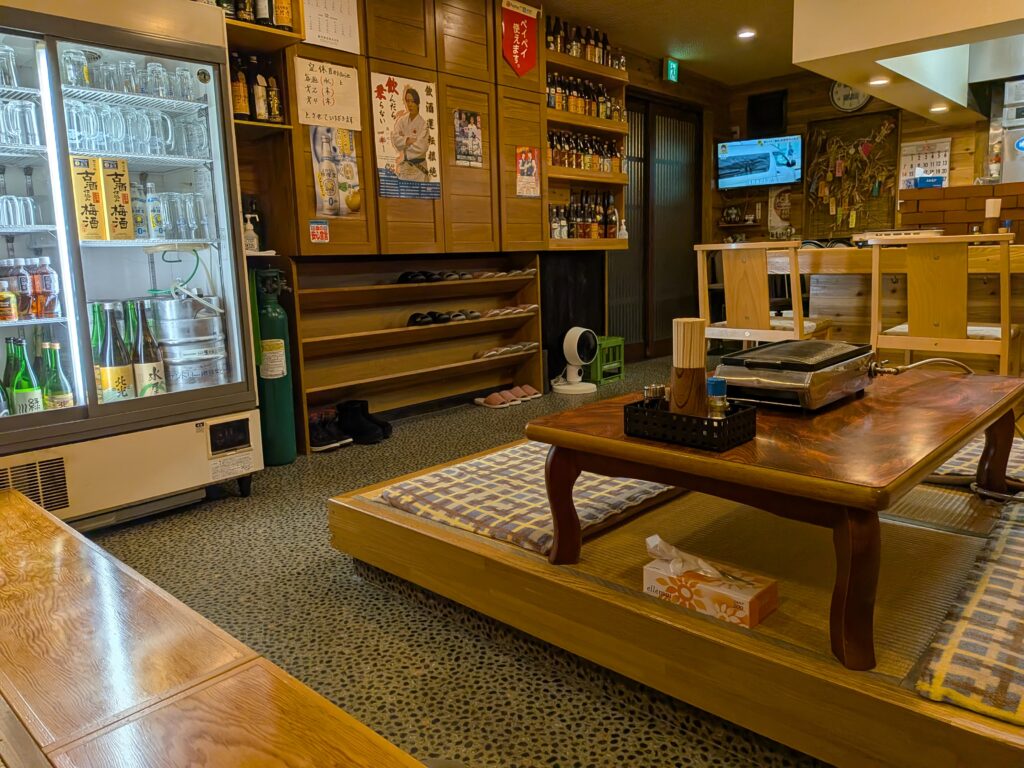 くいだおれ さとみ 店内