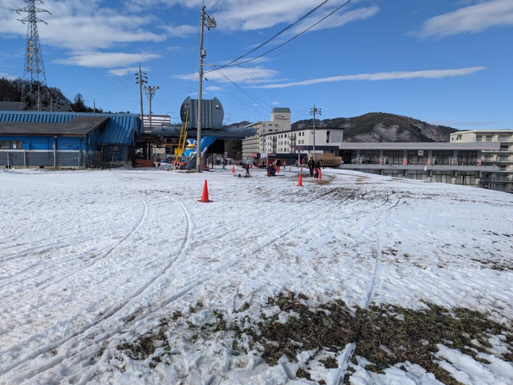スタッフが雪を運び入れてる様子