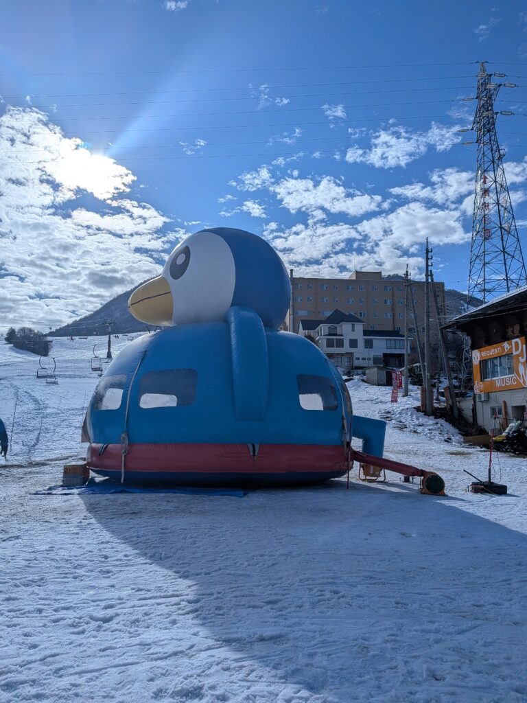 キッズエリアのペンギン遊具