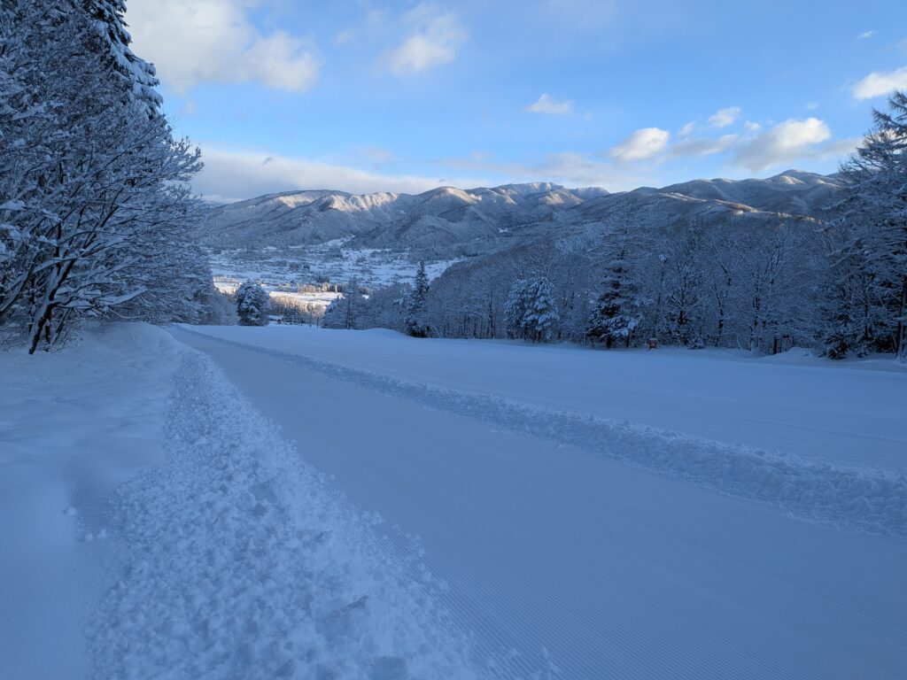 木島平スキー場　朝一番のゲレンデ