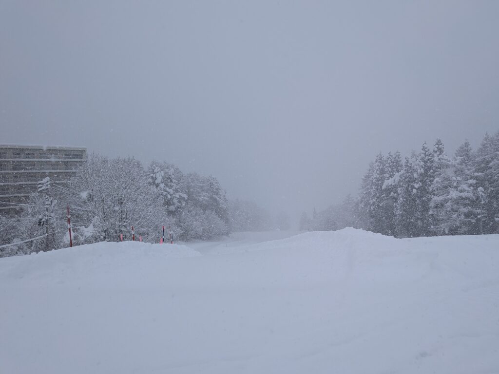 降雪中のゲレンデ