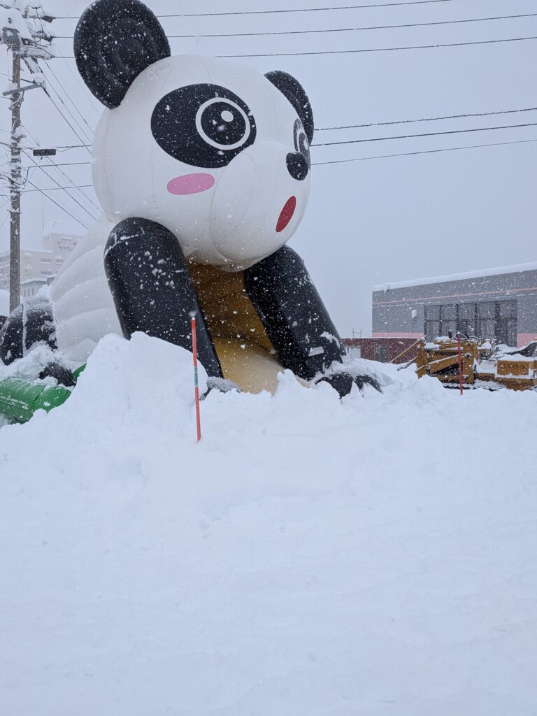 雪とパンダのモニュメント