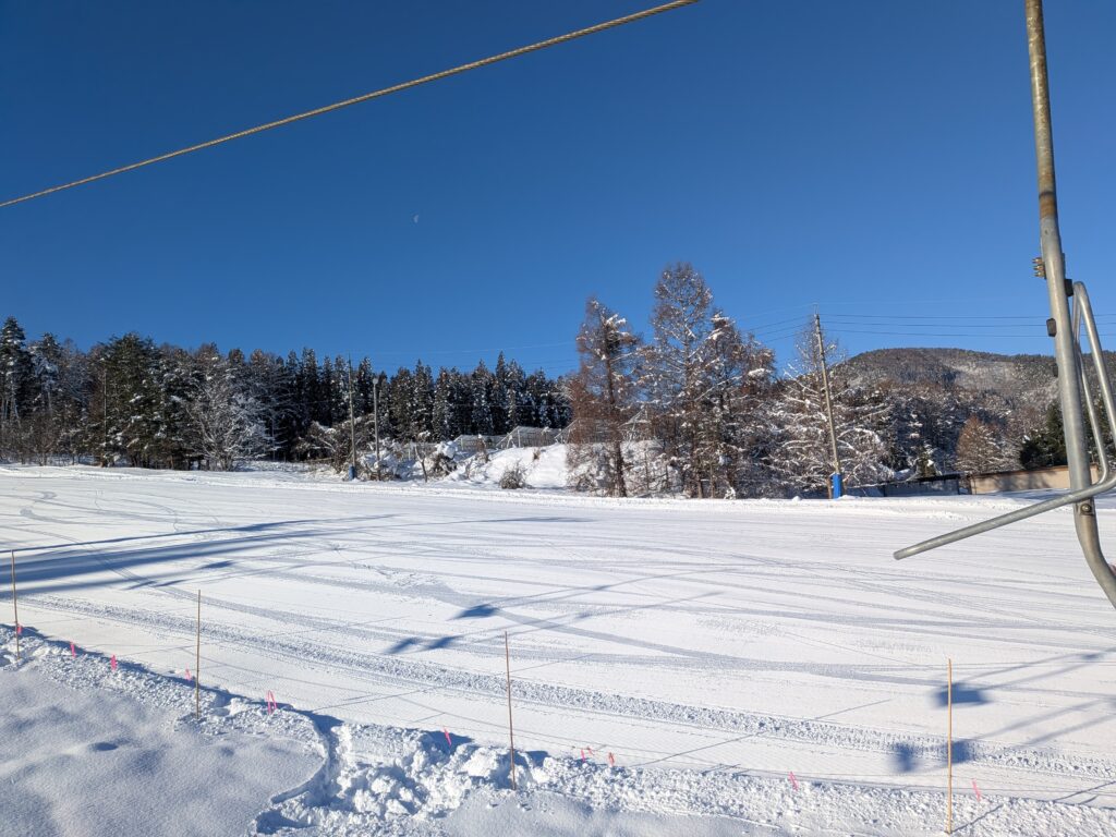 木島平スキー場　朝一番のゲレンデ