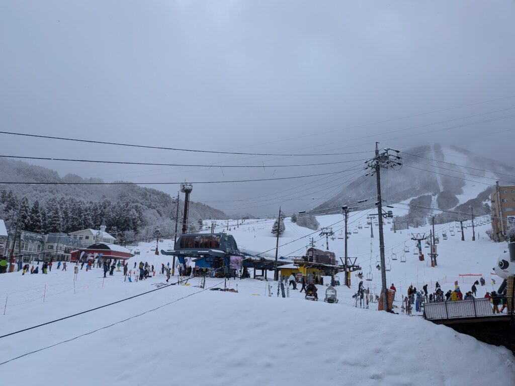 木島平スキー場　ゲレンデベースの混雑状況