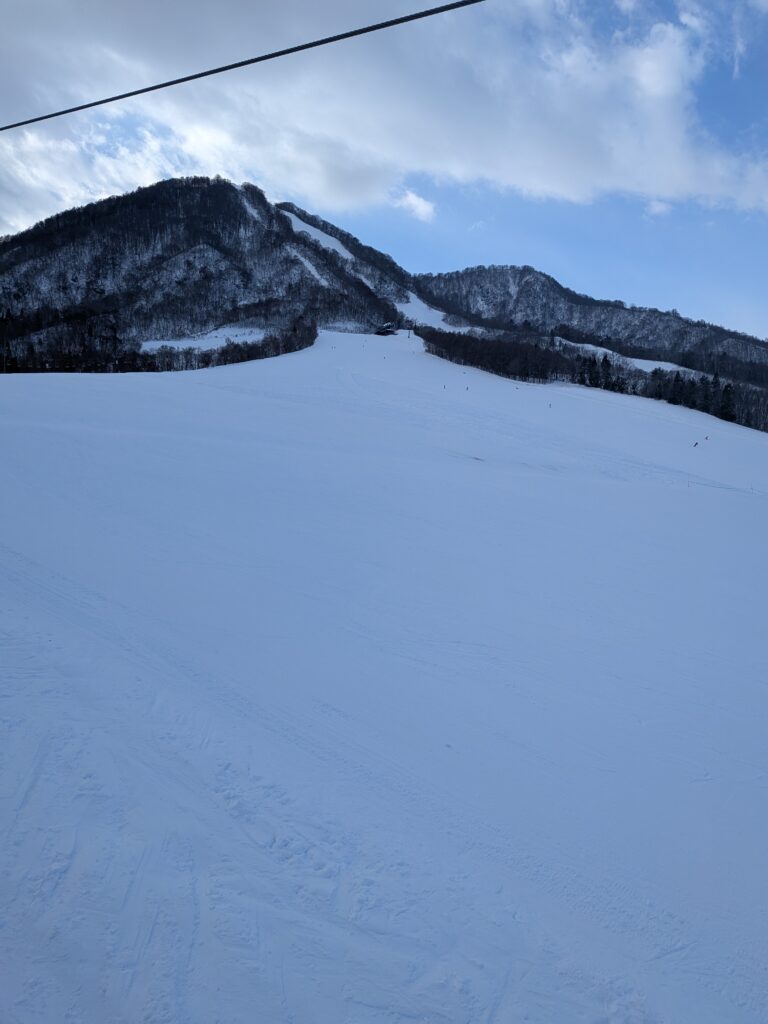ロマンスの神様 ゲレンデ全景 青空