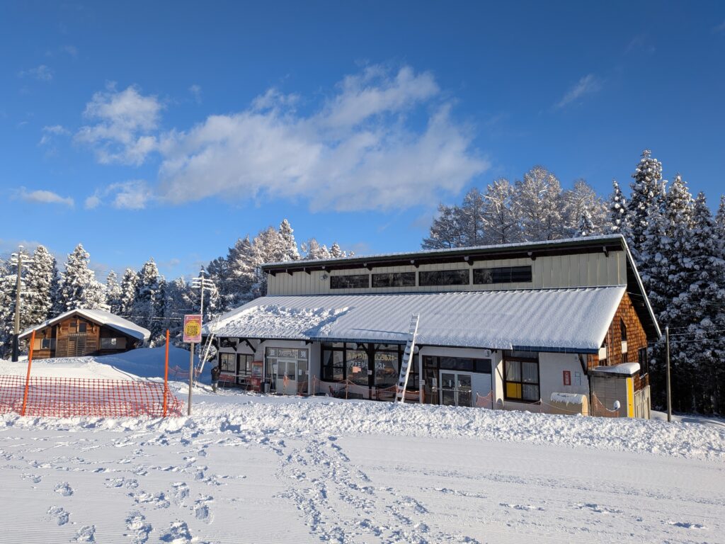 木島平スキー場のファミリーレスト銀嶺の外観（雪の積もったゲレンデサイド）