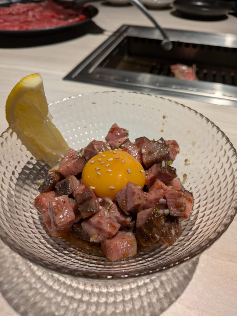 焼肉ドラゴン produced by ジャンボ ユッケ風ぶつ切りローストビーフ