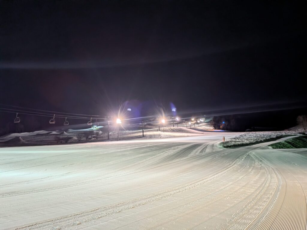 戸狩温泉スキー場 夜の圧雪作業後のゲレンデ